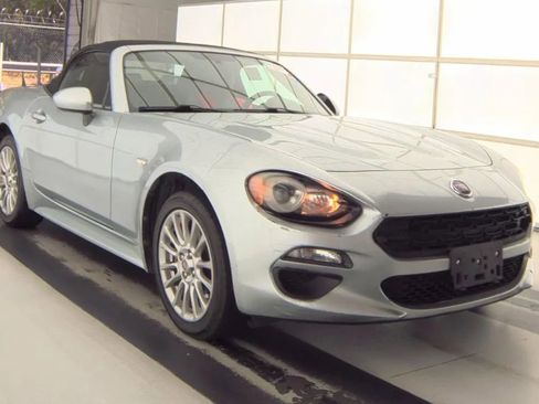 Used 2018 FIAT 124 Spider Classica RWD image 2
