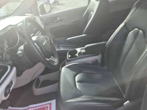 Used 2023 Chrysler Pacifica Touring-L FWD image 11