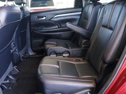 Used 2019 Toyota Highlander SE w/ Nightshade Edition FWD image 24
