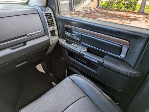 Used 2018 RAM 1500 Laramie w/ Convenience Group AWD/4WD image 17