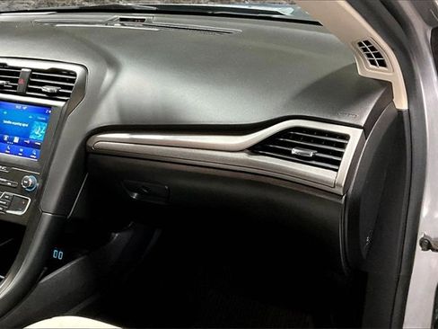 Used 2020 Ford Fusion SE w/ Equipment Group 151A image 24