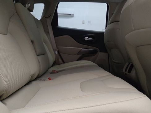 Used 2021 Jeep Cherokee Latitude FWD image 19