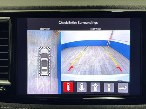 Used 2023 Chrysler Pacifica Limited w/ Uconnect Theater Family Group FWD image 14