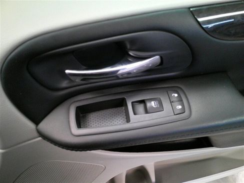 Used 2016 Dodge Grand Caravan SXT w/ Rear Park Assist Package image 30