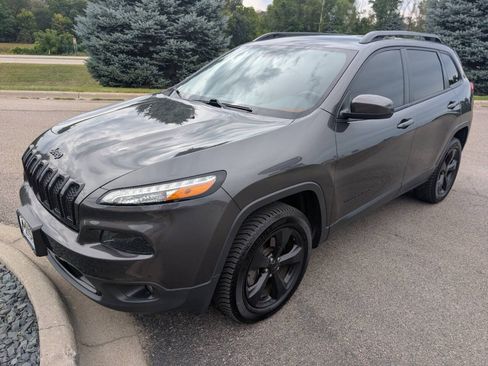 Used 2016 Jeep Cherokee Latitude w/ Cold Weather Group AWD/4WD image 5