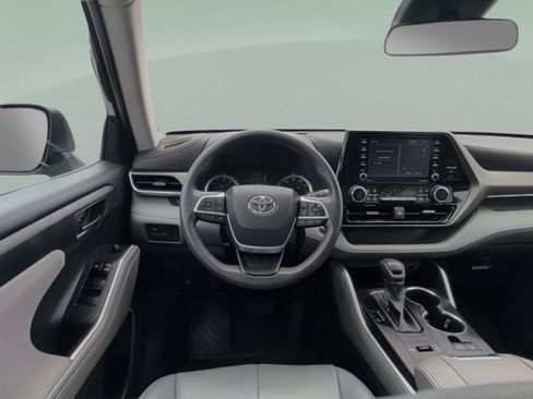 Used 2022 Toyota Highlander L FWD image 31
