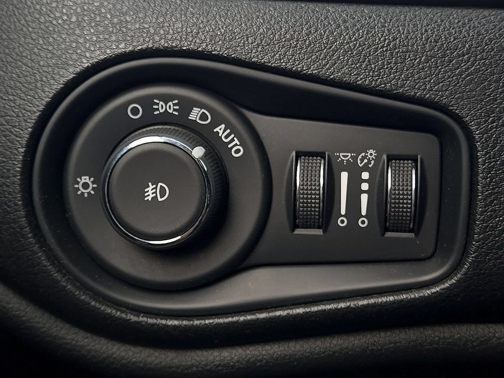 Used 2018 Jeep Renegade Trailhawk w/ Cold Weather Group II AWD/4WD image 17