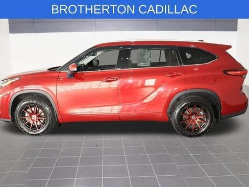 Used 2022 Toyota Highlander XLE AWD/4WD image 2