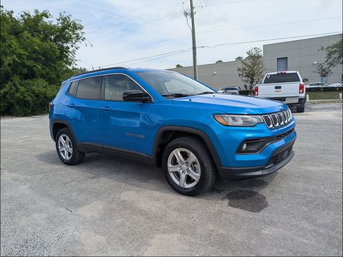 Used 2024 Jeep Compass Latitude AWD/4WD image 2