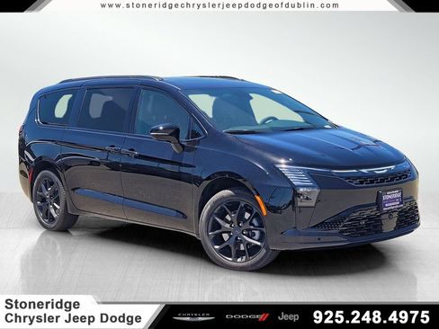 New 2027 Chrysler Pacifica Limited w/ Family Tech Group AWD/4WD image 1