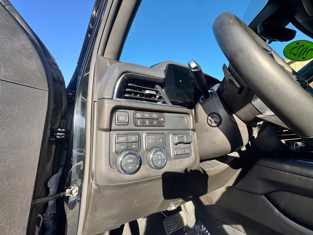 Used 2025 Chevrolet Suburban High Country AWD/4WD image 17