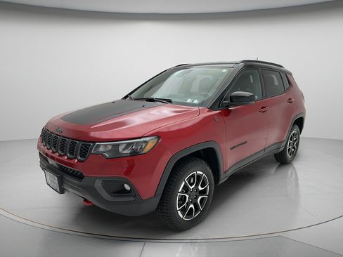 Used 2025 Jeep Compass Trailhawk AWD/4WD image 3