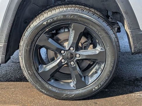 Used 2024 Jeep Grand Cherokee L Altitude AWD/4WD image 15