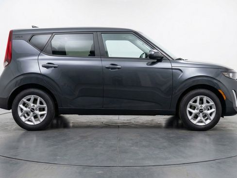 Used 2025 Kia Soul LX w/ LX Technology Package FWD image 11