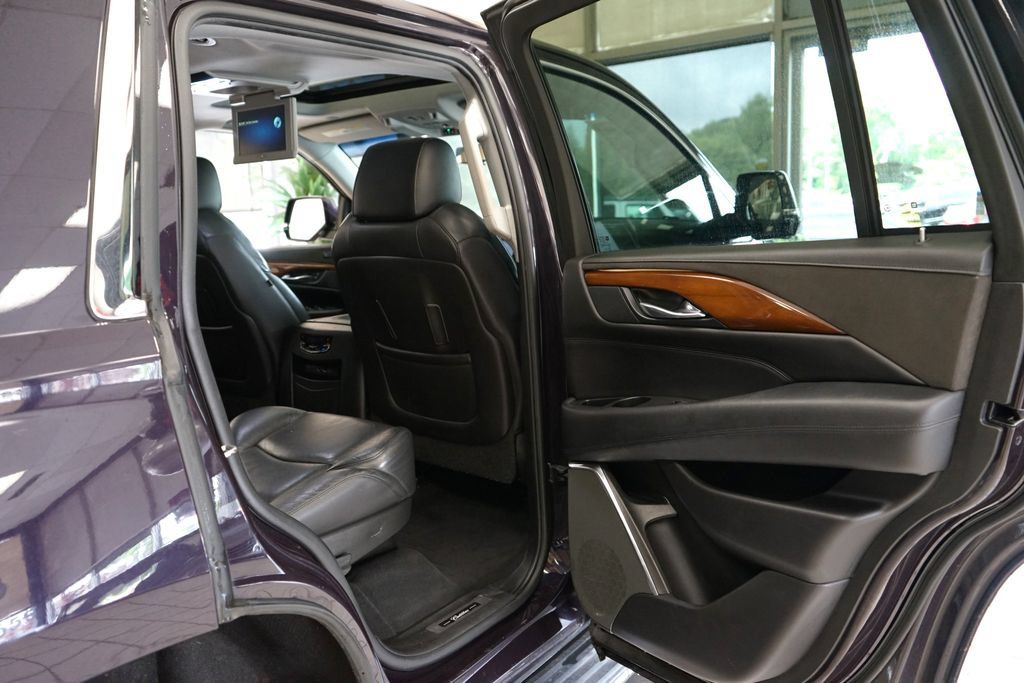 Used 2018 Cadillac Escalade Luxury AWD/4WD image 54
