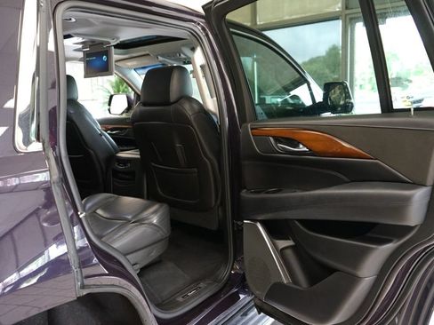 Used 2018 Cadillac Escalade Luxury AWD/4WD image 54