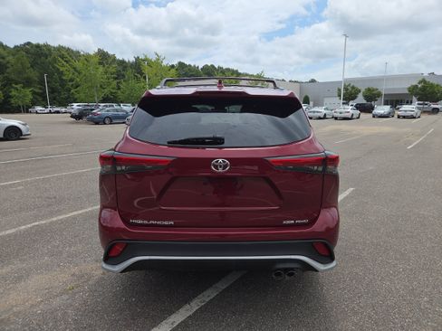 Used 2023 Toyota Highlander XSE AWD/4WD image 4
