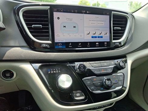 Used 2024 Chrysler Pacifica Touring-L FWD image 18