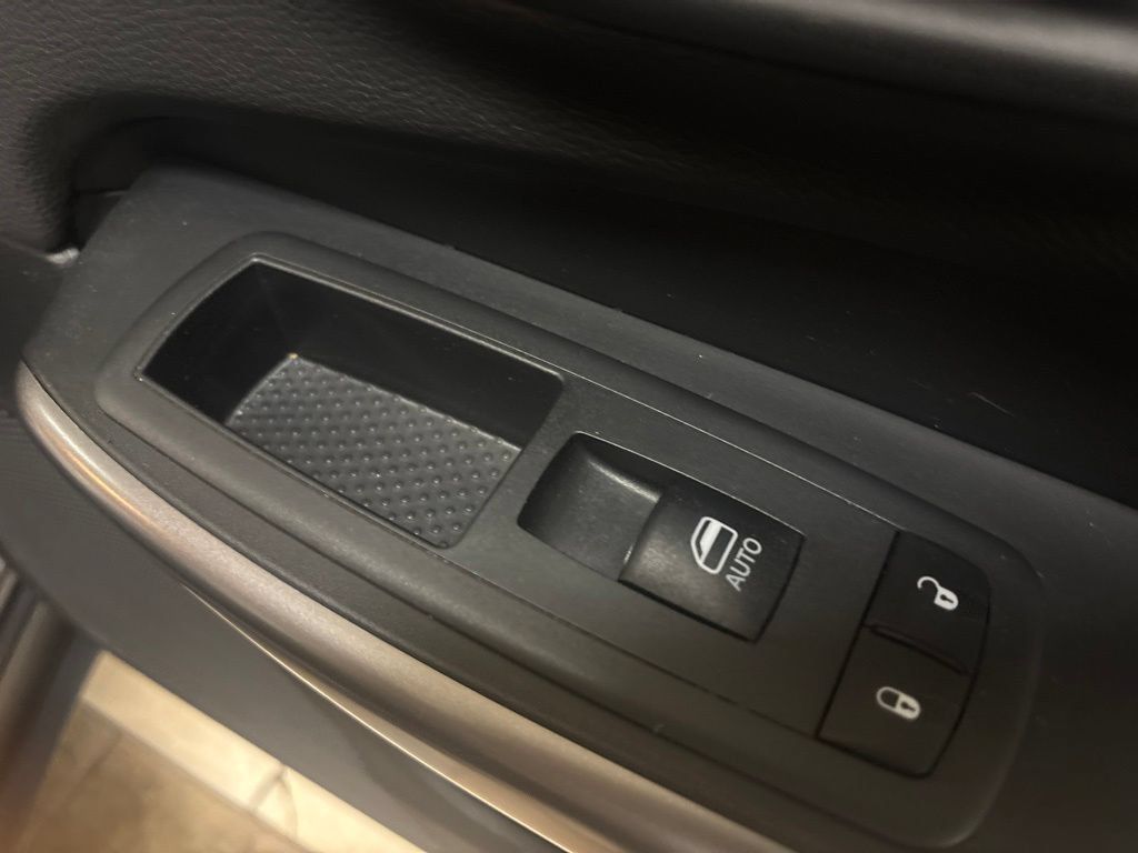 Used 2019 Jeep Cherokee Latitude Plus w/ Cold Weather Group AWD/4WD image 32