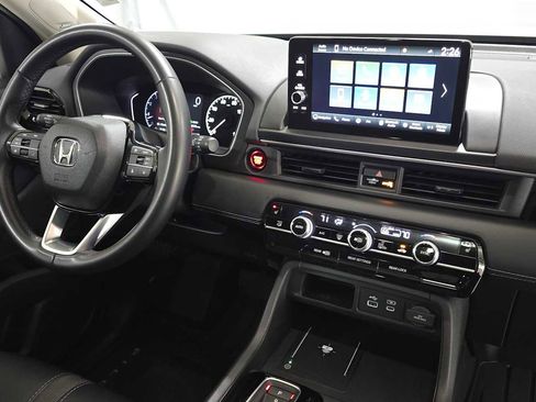 Used 2025 Honda Pilot Touring image 11