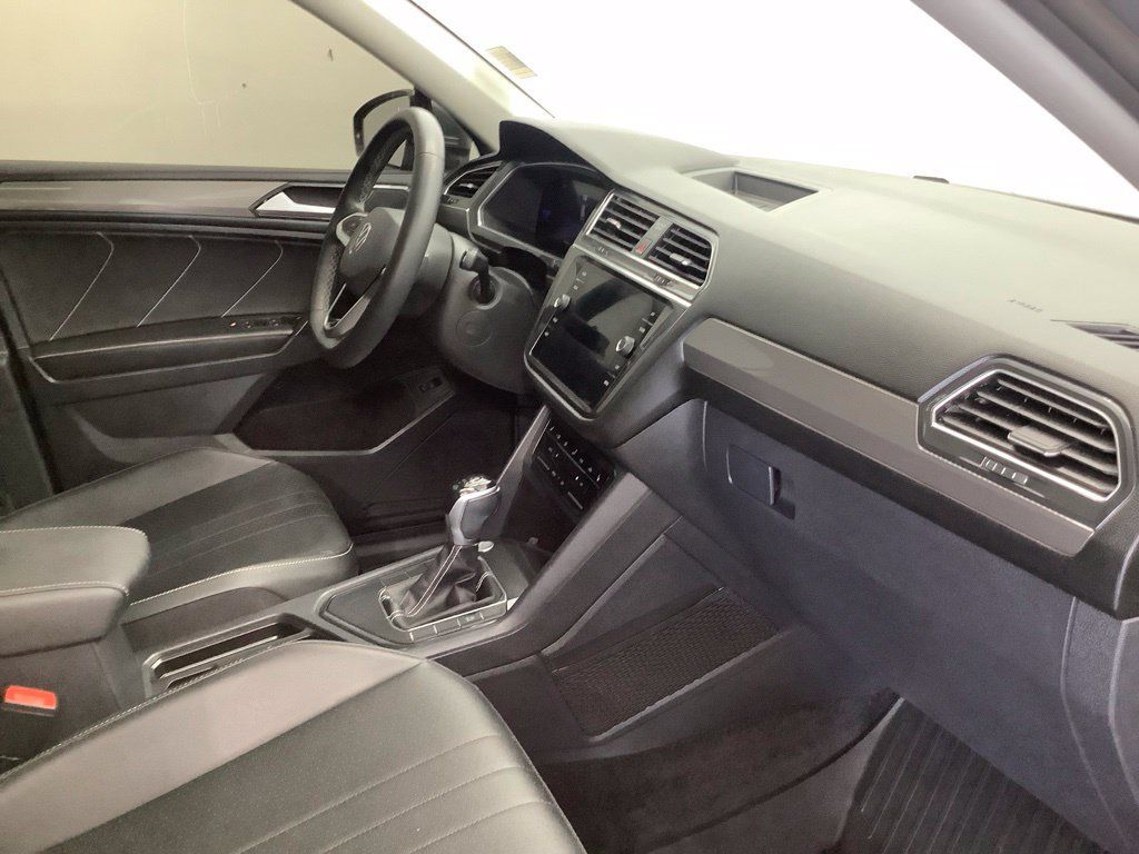 Used 2023 Volkswagen Tiguan SE w/ Panoramic Sunroof Package FWD image 29