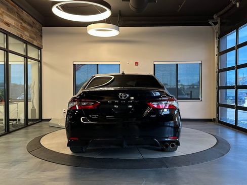 Used 2022 Toyota Camry SE image 4