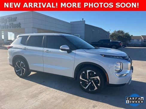 Used 2023 Mitsubishi Outlander SE image 2