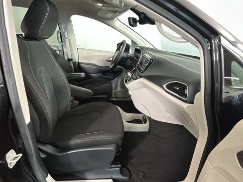Used 2023 Chrysler Voyager LX FWD image 35
