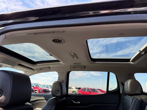 Used 2023 GMC Acadia SLT w/ Technology Package image 14