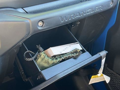 Used 2023 Jeep Wrangler Unlimited w/ Sun & Screen Package image 11