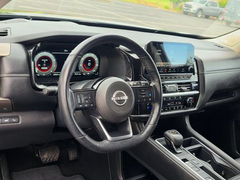 Used 2024 Nissan Pathfinder Platinum FWD image 11