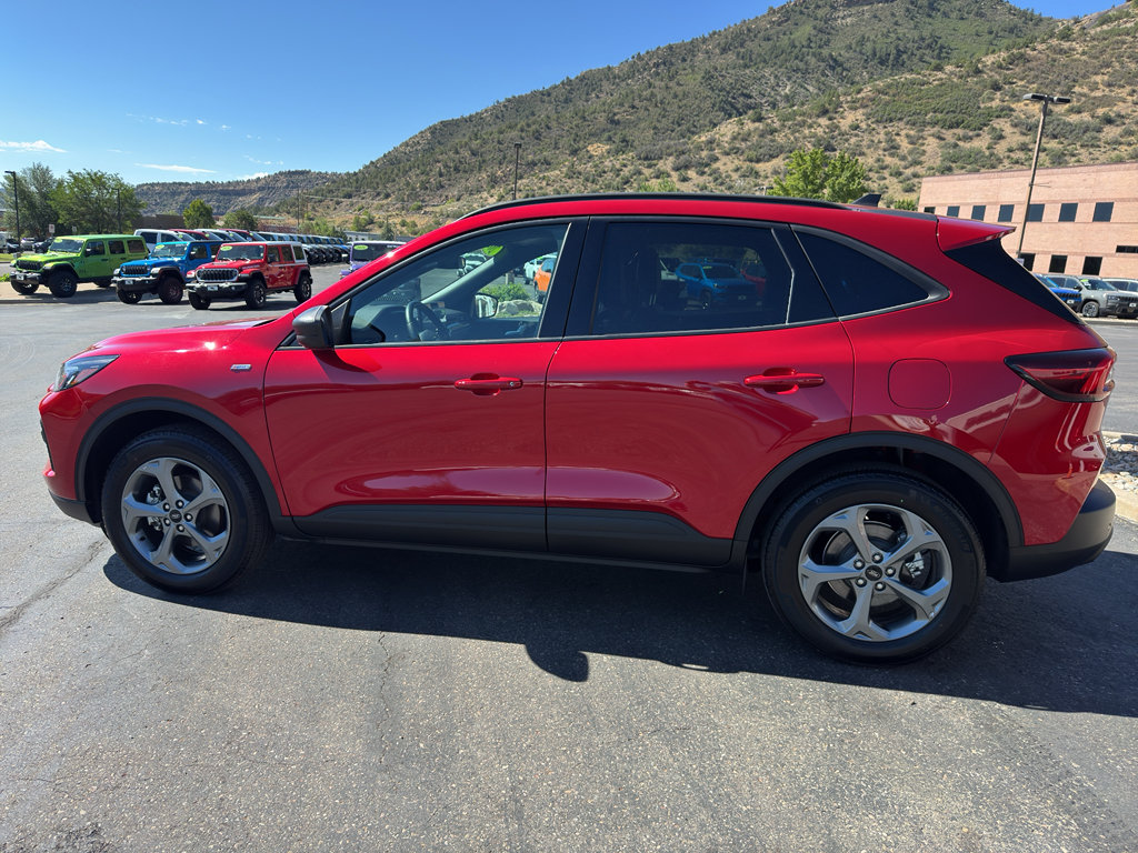 Used 2025 Ford Escape ST-Line w/ Tech Pack #1 AWD/4WD image 3