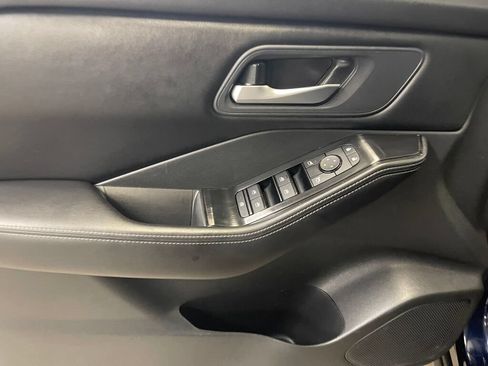 Used 2025 Nissan Rogue SV FWD image 9