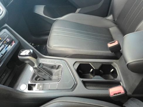 Used 2022 Volkswagen Tiguan SE w/ Panoramic Sunroof Package FWD image 40