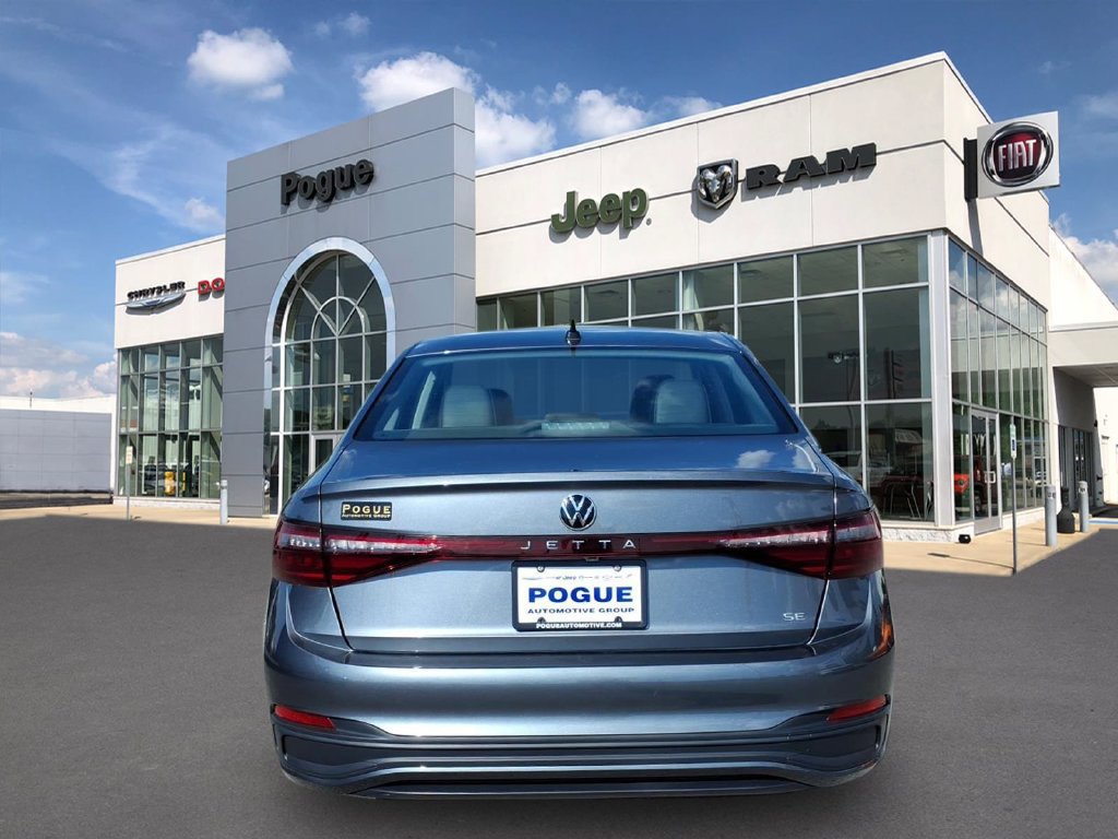 Used 2025 Volkswagen Jetta SE FWD image 4