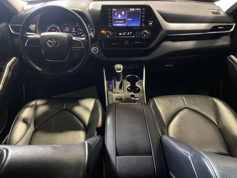 Used 2021 Toyota Highlander XLE image 2