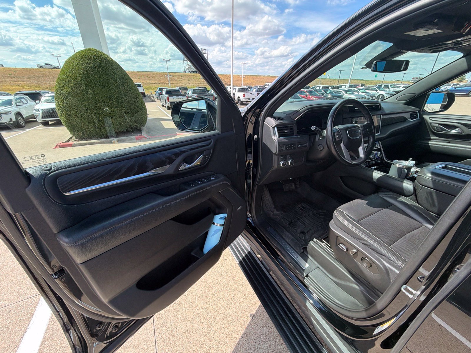 Used 2022 GMC Yukon XL Denali AWD/4WD image 9