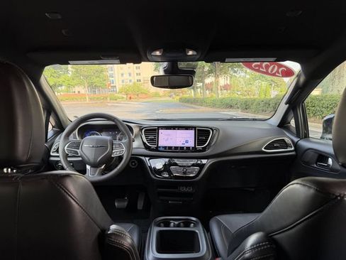 Used 2025 Chrysler Pacifica Select FWD image 41