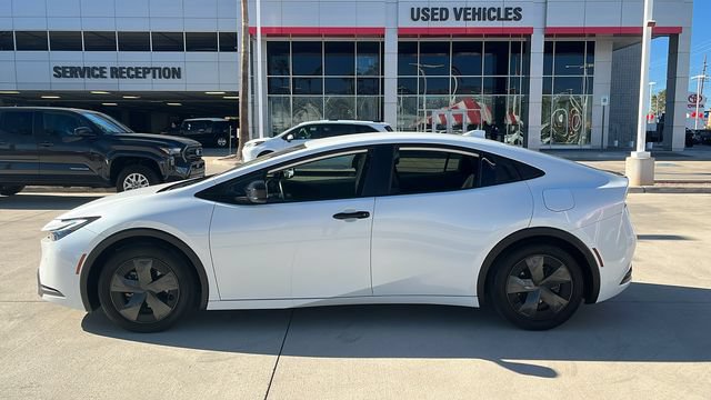 Used 2025 Toyota Prius LE FWD image 3