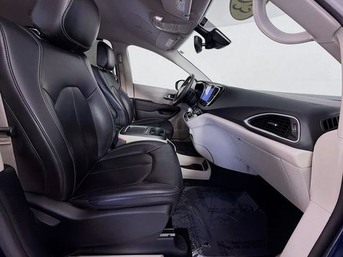Used 2023 Chrysler Pacifica Touring-L FWD image 30
