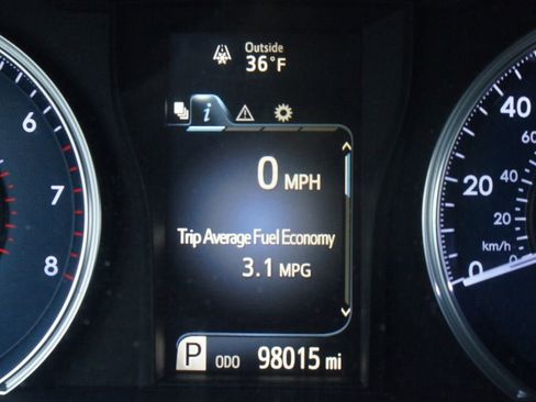 Used 2016 Toyota Camry LE image 4