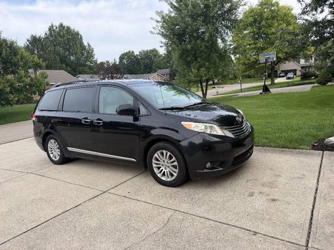 Used 2012 Toyota Sienna XLE w/ Entertainment Pkg FWD image 5