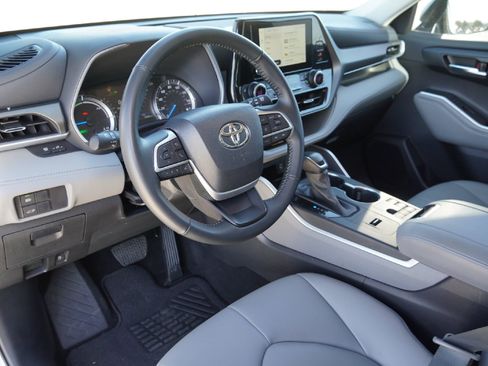 Used 2023 Toyota Highlander XLE image 9