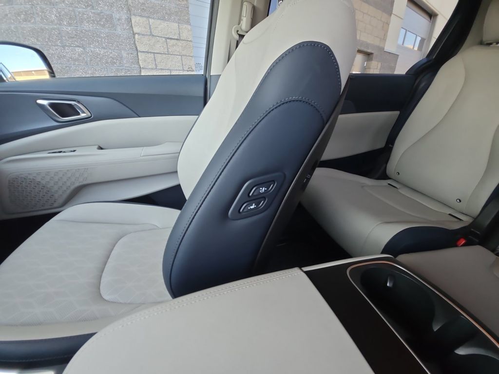 Used 2026 Kia Carnival EX FWD image 36