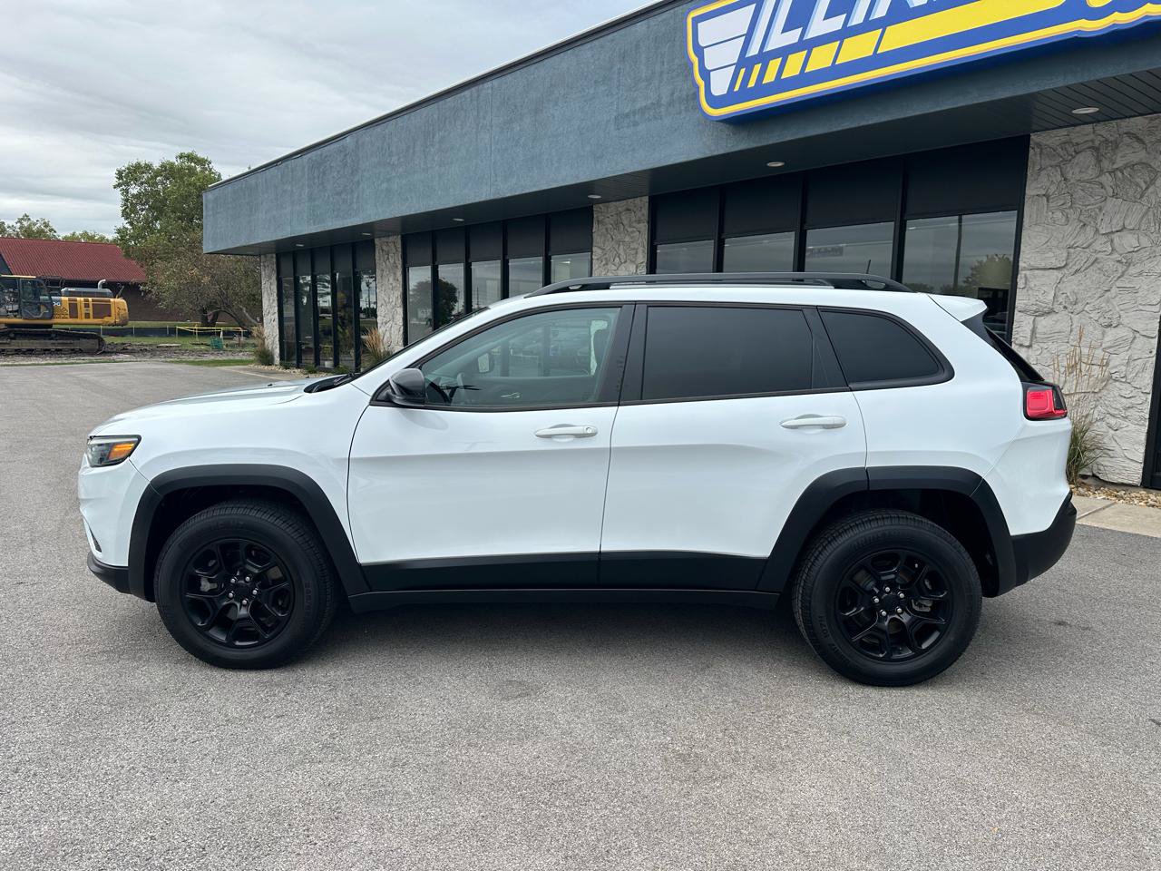 Used 2022 Jeep Cherokee Latitude AWD/4WD image 4