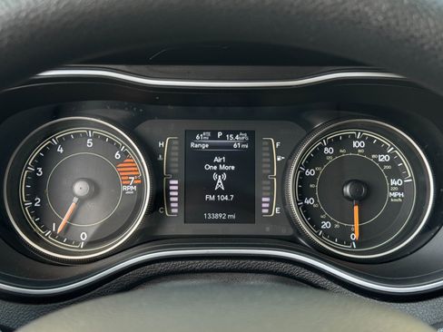 Used 2019 Jeep Cherokee Latitude w/ Popular Appearance Group FWD image 17