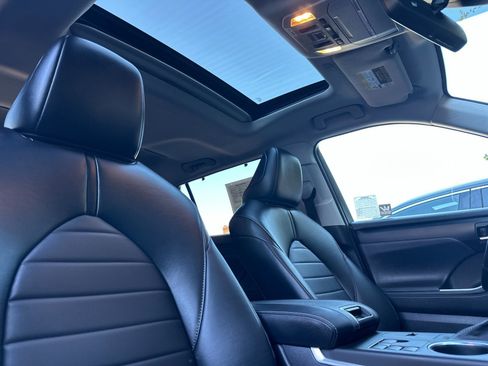 Used 2023 Toyota Highlander XLE image 19