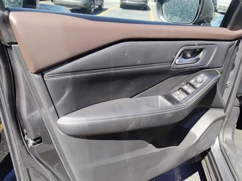 Used 2023 Nissan Rogue SV w/ SV Premium B Package image 9