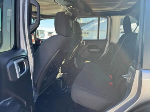 Used 2019 Jeep Wrangler Unlimited Rubicon w/ Cold Weather Group AWD/4WD image 17