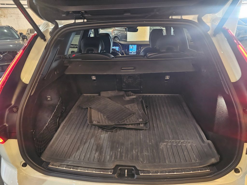 Used 2022 Volvo XC60 B6 R-Design AWD/4WD image 7